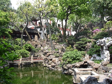 die Stadt mit viel Lärm erwacht